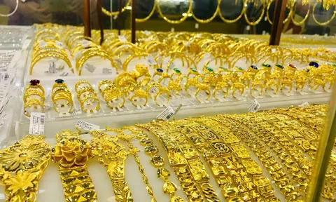 Giá vàng hôm nay ngày 29/4: Giá vàng trong nước xuống dưới ngưỡng 70 triệu đồng/lượng