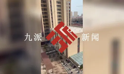 Thót tim cảnh nhóm trẻ vô tư trượt patin trên sân thượng tòa nhà cao tầng