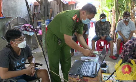 Thanh niên tật nguyền ngồi xe lăn điều hành ổ đánh bạc cực "khủng"