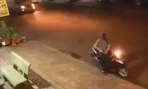 Phát hiện bạn trai bị cướp tấn công, cô gái trẻ lập tức lao đến quật ngã kẻ xấu