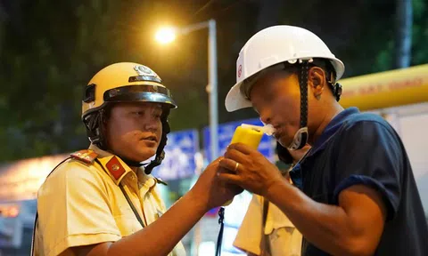 Từ năm 2022, uống rượu, bia khi lái xe có thể bị phạt tới 40 triệu đồng