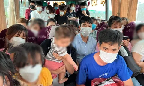 Xe khách 29 chỗ “nhồi” 44 người về quê nghỉ lễ 30/4-1/5