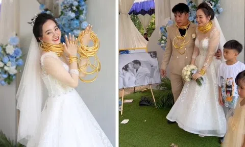 Chú rể hạ đường huyết khi đang "phụ" cô dâu đeo 40 cây vàng trong ngày cưới