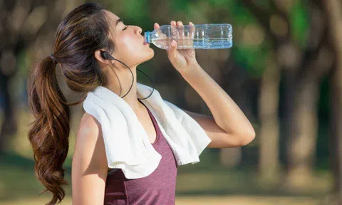 Chuyên gia chỉ ra bí quyết "vàng" khi uống nước vào mùa hè để tránh hại sức khỏe