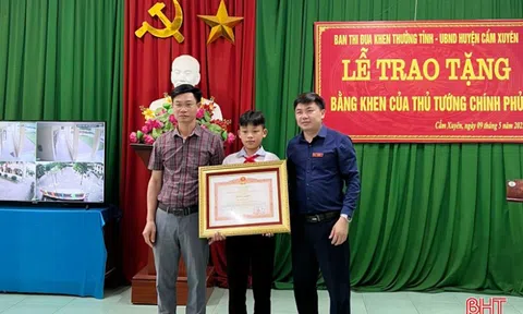 Trao bằng khen của Thủ tướng cho nam sinh lớp 8 cứu hai em nhỏ đuối nước