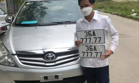 Mang biển số "Vip" 777.77, xe Innova cũ được trả giá gấp đôi