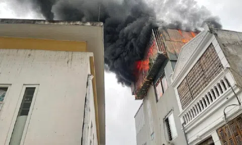 Lửa cháy ngùn ngụt trên nóc nhà 5 tầng ở Hà Nội