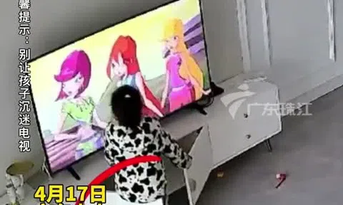 Thót tim cảnh bé gái bị tivi cỡ lớn đổ ập lên người và pha xử lý cực "điệu nghệ"
