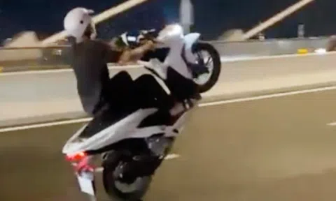 Xử lý TikToker bốc đầu xe máy, đăng lên mạng để "câu like"