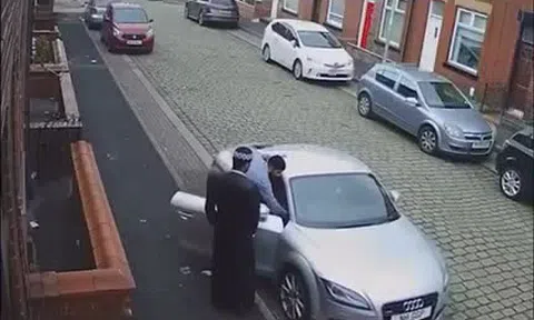 Xế hộp sang trọng bất ngờ đi lùi báo hại chủ xe nhập viện, lý do càng gây khó hiểu