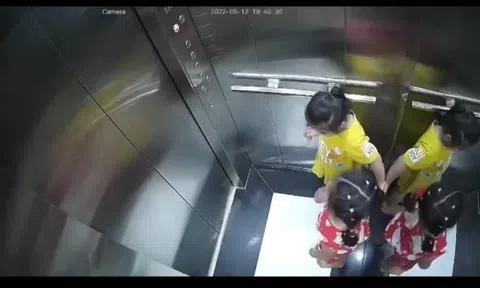 3 đứa trẻ gào khóc trong thang máy, camera chỉ ra thiếu sót của cha mẹ