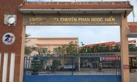 Kỷ luật phó hiệu trưởng bắt học sinh ăn thức ăn lấy ra từ thùng rác