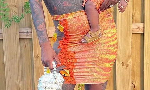 Bà mẹ nhận "gạch đá" vì "xăm kín" người con trai mới 1 tuổi