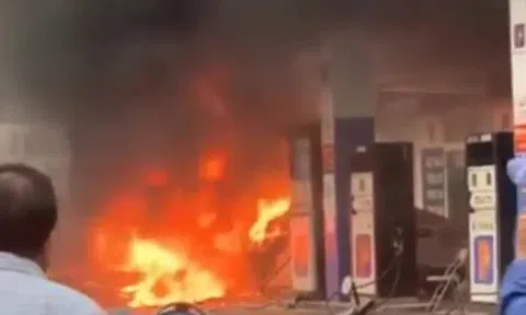Video: Tài xế đạp nhầm chân ga, ô tô đâm thẳng vào cây xăng gây cháy lớn