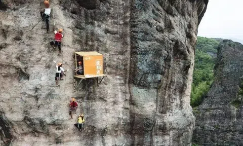 Cửa hàng tiện lợi cheo leo trên vách đá ở Trung Quốc