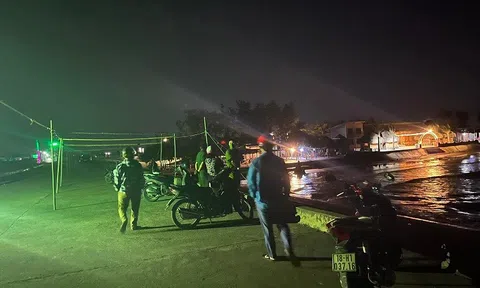 Khoảnh khắc nghẹt thở cứu nam sinh bị đuối nước khi đi tắm biển ở Nam Định