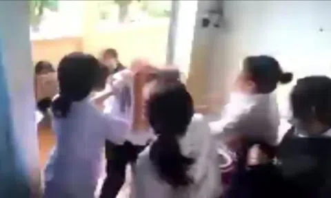 Lại xuất hiện clip nữ sinh 14 tuổi bị nhóm bạn túm tóc, dùng dép đánh vào đầu