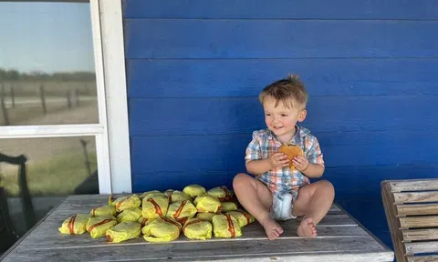 Bỗng dưng nhận được 31 chiếc bánh mì, người phụ nữ “dở khóc dở cười” khi biết nguyên do