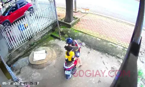 Thót tim cảnh xe máy chở 3 mẹ con phóng vọt về phía trước, ai nấy trách cứ phụ huynh vì điều này