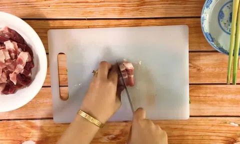 Cách làm thịt heo kho sả ớt ngon chuẩn cơm mẹ nấu