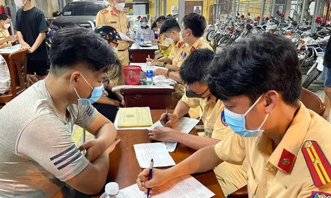 CSGT TP.HCM xử lý nhiều "quái xế" khi "đi bão" sau chiến thắng của U23 Việt Nam