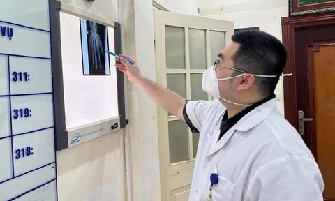 Nam thanh niên dập nát bàn tay do vừa sạc pin vừa chơi điện thoại