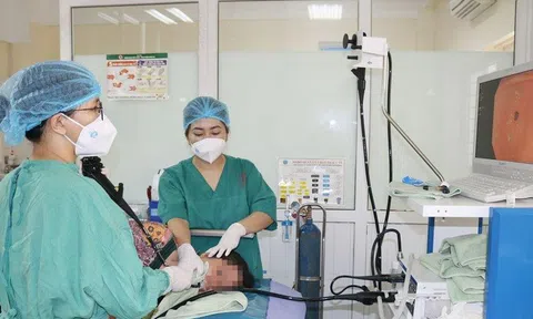 Nôn ra máu, hoa mắt chóng mặt vì tự ý dùng thuốc giảm đau xương khớp