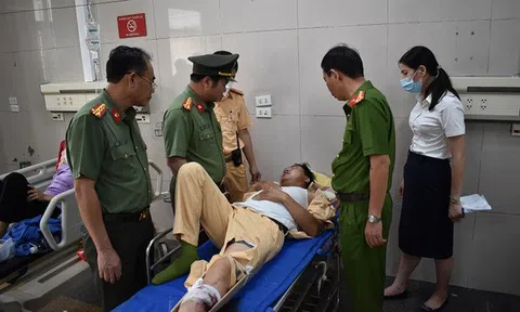 Vượt đèn đỏ, "quái xế" tông gãy chân Thiếu tá CSGT Ninh Bình