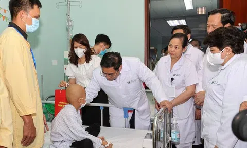 Thủ tướng thăm, tặng quà các bệnh nhi nhân ngày 1/6