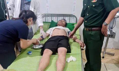 Thượng úy quân đội bất ngờ trở về nhà trong cơn mưa lớn sau 23 ngày mất liên lạc