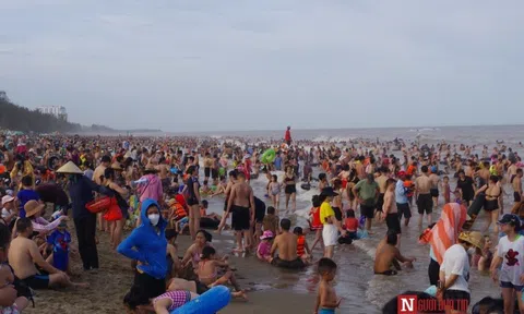 Nắng nóng, biển Sầm Sơn "không còn một chỗ trống"