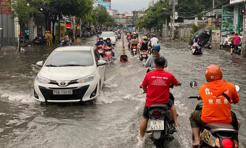 TP.HCM: Người dân bì bõm lội nước sau cơn mưa lớn
