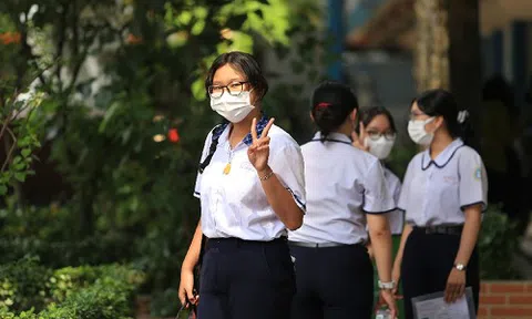 Thi vào lớp 10 ở TP.HCM: Phụ huynh, học sinh ôm nhau khóc vì... điểm thấp