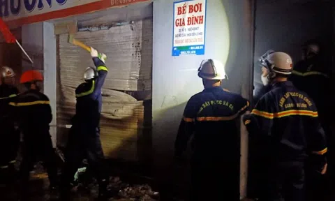 Hà Nội: Cảnh sát PCCC phá cửa cuốn cứu gia đình 4 người tại đám cháy nhà dân