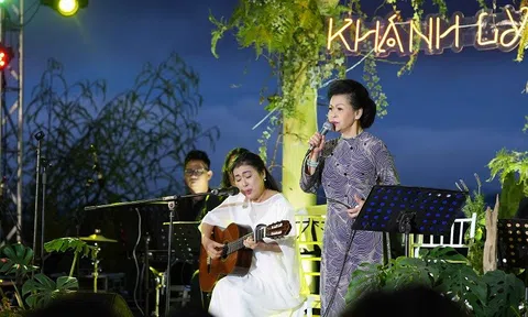 Thanh Thủy đệm đàn cho Khánh Ly hát nhạc Trịnh