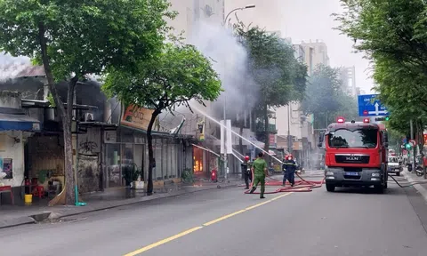 Tp.HCM: Tiệm bán tranh bất ngờ bốc cháy tại quận 1