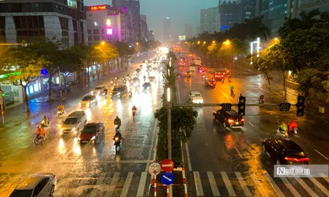 Hà Nội mưa lớn, đường phố biến thành sông