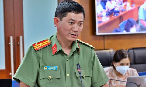 Quá tải cấp hộ chiếu mẫu mới, Công an Tp.HCM nói gì về "cò dịch vụ"?