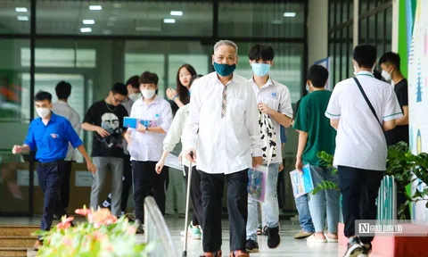 Chống gậy đi thi, thí sinh 82 tuổi đánh giá đề thi "ở mức trung bình"