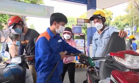Giá xăng tăng tác động mạnh tới người tiêu dùng và doanh nghiệp