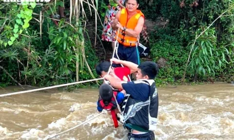 Đà Nẵng: Hơn 1 tiếng giải cứu 6 du khách bị mắc kẹt do nước lũ
