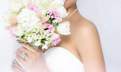 Hoa hậu Phạm Hương bất ngờ tung ảnh cưới