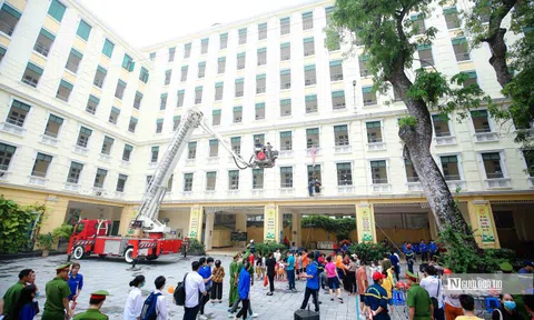 Trẻ em hóa thân thành lính cứu hỏa