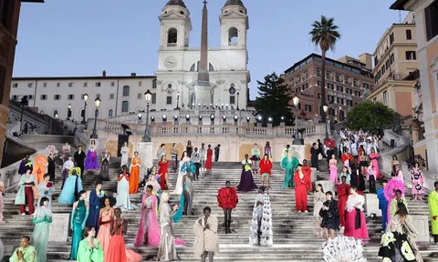 Dior đòi Valentino bồi thường 100.000 euro