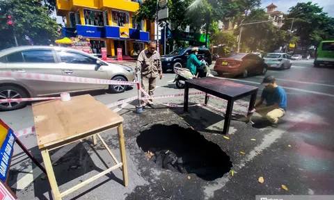 Hà Nội: “Hố tử thần” sâu gần 1m bất ngờ xuất hiện giữa ngã tư đường