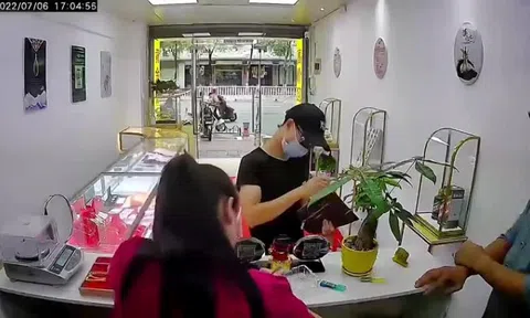 Chủ tiệm vàng phản ứng cực nhanh khống chế tên cướp mang theo dao