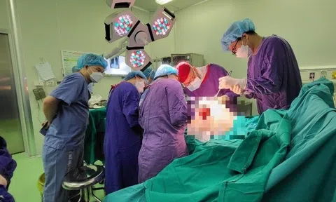 Cô gái 22 tuổi khốn khổ khi sở hữu vòng một lớn gấp 5 – 6 lần bạn đồng trang lứa