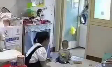 Quạt treo tường bất ngờ rơi xuống, mẹ phản ứng “nhanh như cắt” cứu con khỏi nguy hiểm