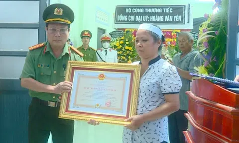 Truy tặng Huân chương Bảo vệ Tổ quốc hạng Ba cho đại úy Hoàng Văn Yên