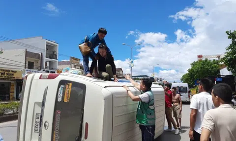 Xe khách bị lật trên QL9, người dân phá cửa giải cứu 14 người